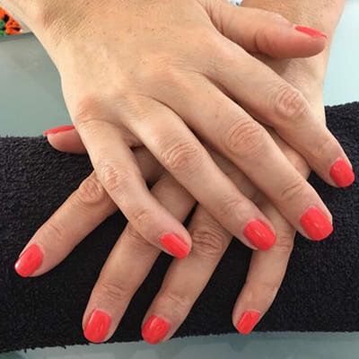 Pose de vernis rouge