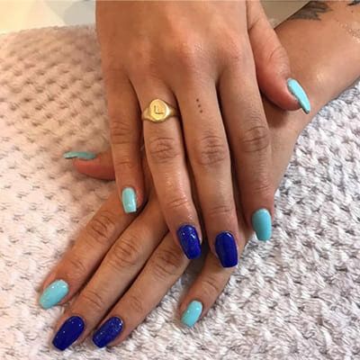 Manucure aux couleurs bleues
